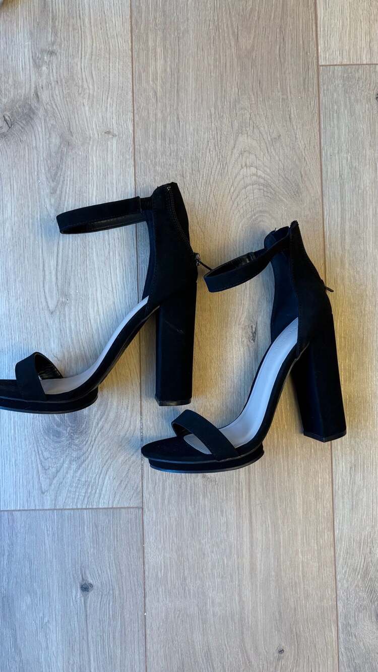 Wild Diva Lounge Ankle Strap Heels Size 7 Black Chunky Platform Sandals